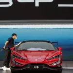 «Συγκλονιστική Ανατροπή! Η Tesla Χάνει την Πρωτοκαθεδρία στην Κίνα – Ποιος Είναι ο Νέος Βασιλιάς των Ηλεκτρικών Αυτοκινήτων;»