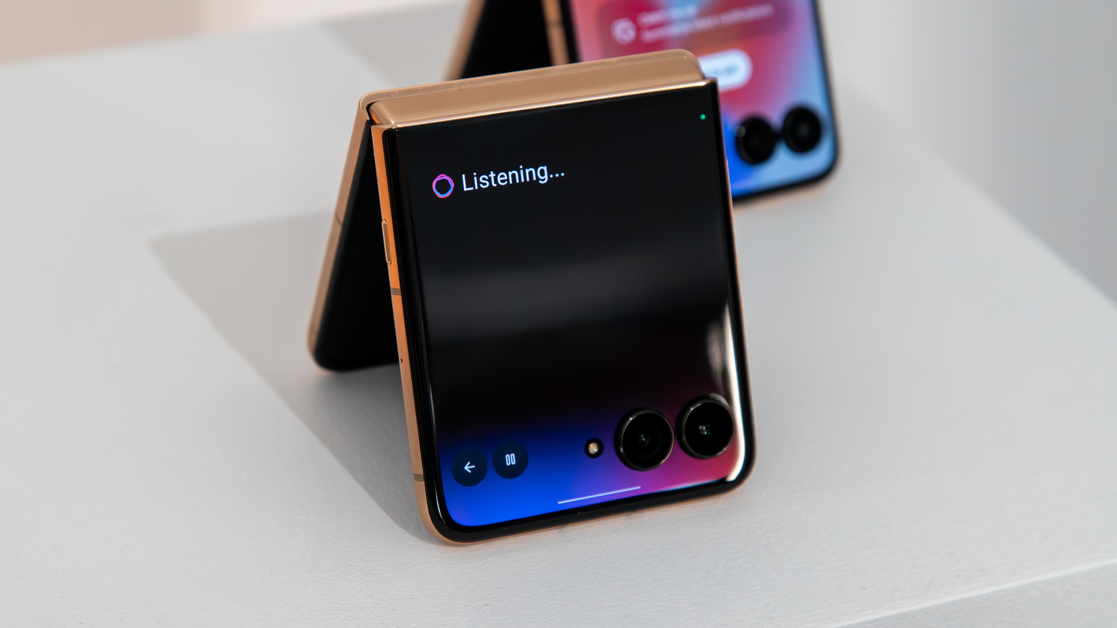 Τι θα μπορούσε να κάνει διαφορετικά η Motorola το 2026: Επέκταση της πτυσσόμενης σειράς της και πολλά άλλα Η οθόνη εξωφύλλου Razr Ultra 2025 με Moto AI "Ακούγοντας..."