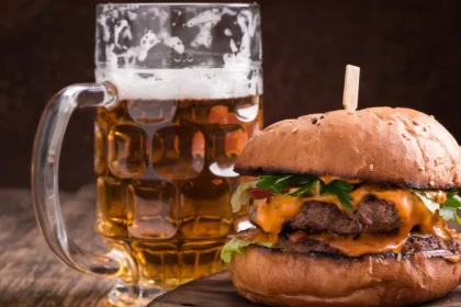 Τα απόβλητα μπύρας βοηθούν το κρέας που καλλιεργείται στο εργαστήριο να έχει πιο νόστιμη γεύση