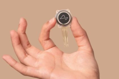 Σοκ! Η Neuralink του Μασκ Ετοιμάζεται να Επαναστατήσει με Μαζική Παραγωγή Εγκεφαλικών Εμφυτευμάτων!