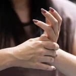 Το σκάσιμο των αρθρώσεων σας είναι πραγματικά κακό για αυτούς;