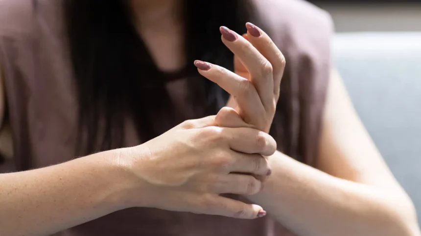 Το σκάσιμο των αρθρώσεων σας είναι πραγματικά κακό για αυτούς;