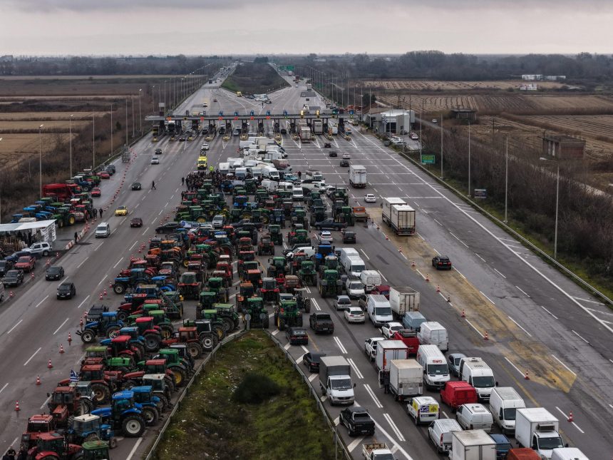 «Σοκ στα Τέμπη: Αγρότες Καταλαμβάνουν τον Δρόμο για 48 Ώρες! Τι Κρύβεται Πίσω από το Μπλόκο της Νίκαιας;»