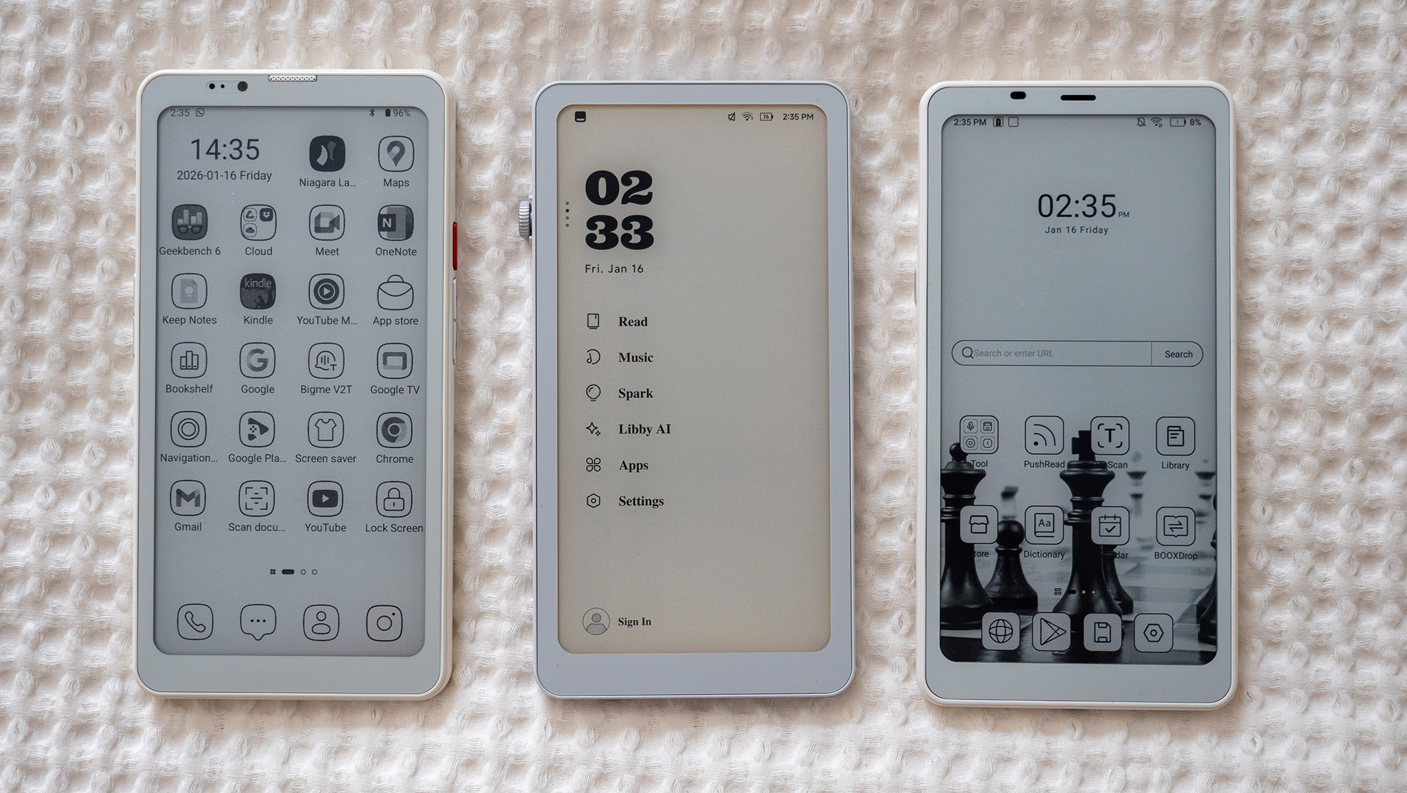 Σύγκριση του μπροστινού και του προεπιλεγμένου εκτοξευτή του Bigme HiBreak Pro (αριστερά), του DuRoBo Krono (κέντρο) και του Onyx Boox Palma (δεξιά)