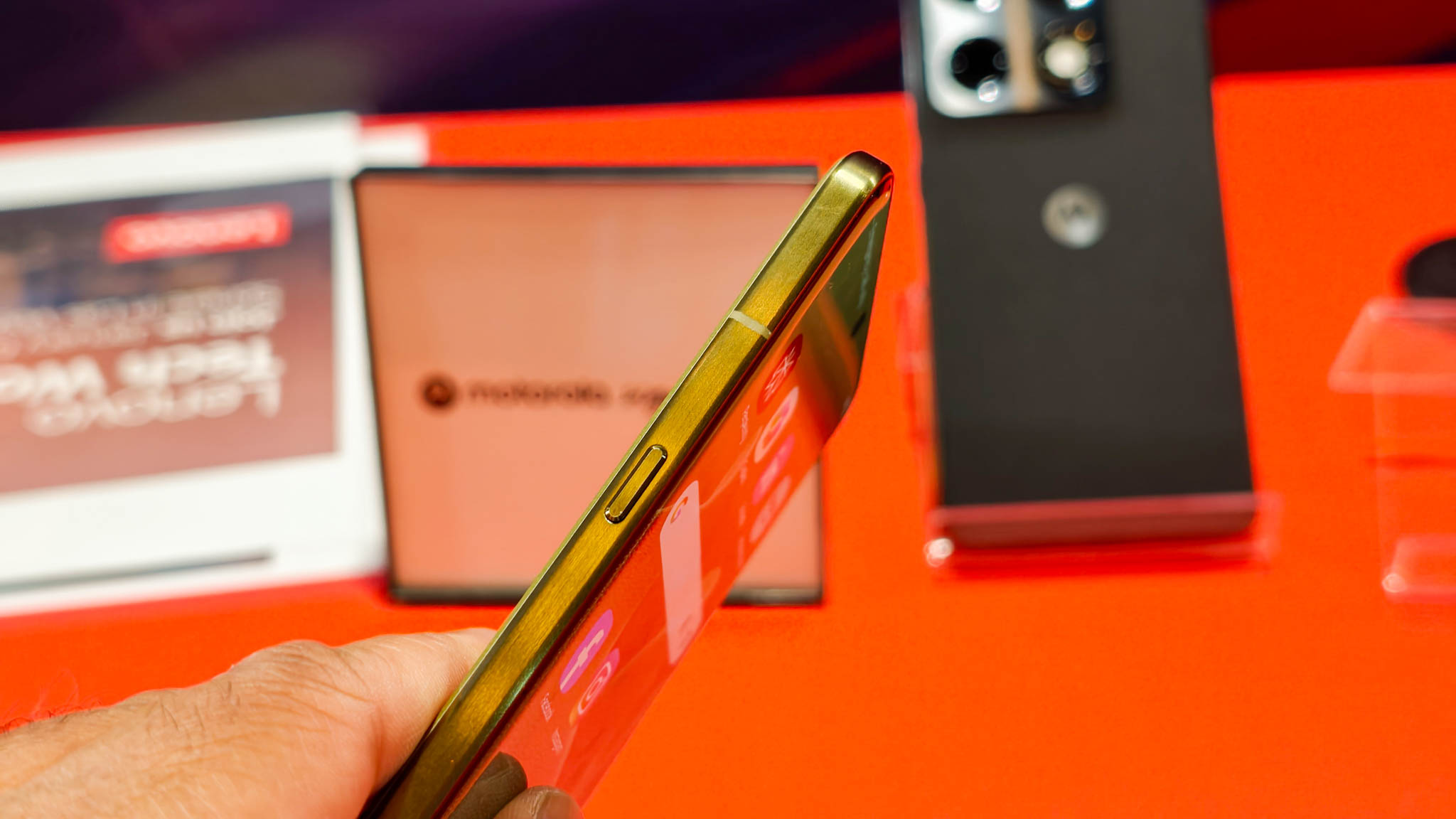 CES 2026: Η Motorola Signature έχει τις καλύτερες κάμερες και λογισμικό από οποιοδήποτε τηλέφωνο Moto, αλλά υπάρχει ένα πρόβλημα Πρακτική δοκιμή Motorola Signature στο Android Central