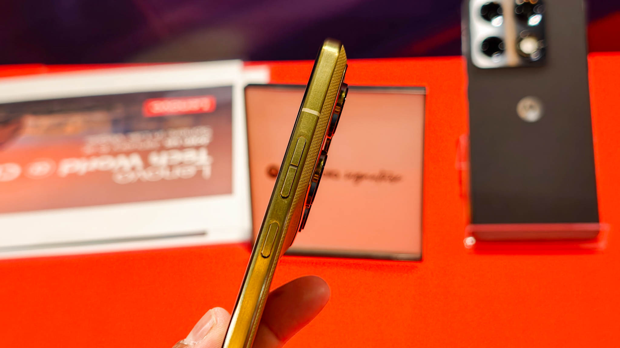 CES 2026: Η Motorola Signature έχει τις καλύτερες κάμερες και λογισμικό από οποιοδήποτε τηλέφωνο Moto, αλλά υπάρχει ένα πρόβλημα Πρακτική δοκιμή Motorola Signature στο Android Central