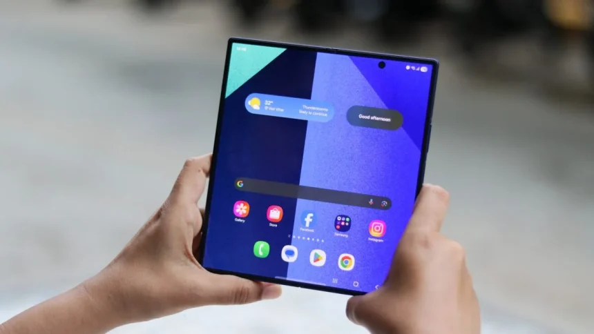Το Galaxy Z Fold 8 μπορεί να αντιμετωπίσει έναν νέο αναδιπλούμενο αμφισβητία από τη Motorola