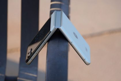 Η Motorola πειράζει μια έκδοση Παγκόσμιου Κυπέλλου Razr πριν από την αποκάλυψή της τον Ιανουάριο