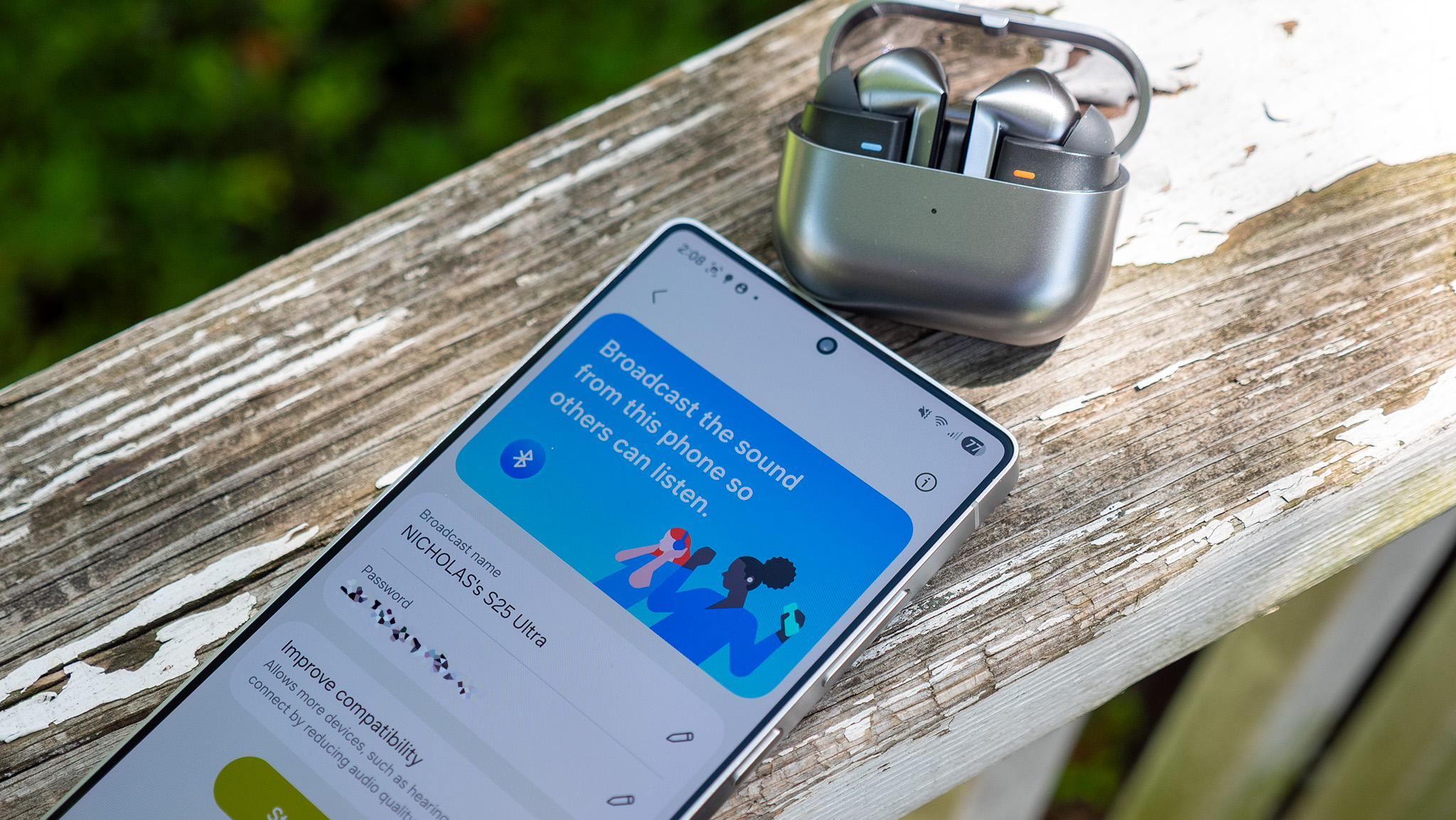 Χρήση ενός ζεύγους Samsung Galaxy Buds 3 Pro για σύνδεση σε ροή Auracast που εκτελείται σε One UI 8 σε ένα Samsnug Galaxy S25 Ultra