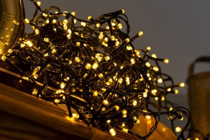 «Μην τα πετάξετε! Αυτά τα 3 καθημερινά αντικείμενα έχουν μυστικές δυνατότητες για αποθήκευση χριστουγεννιάτικων φωταγωγών!»