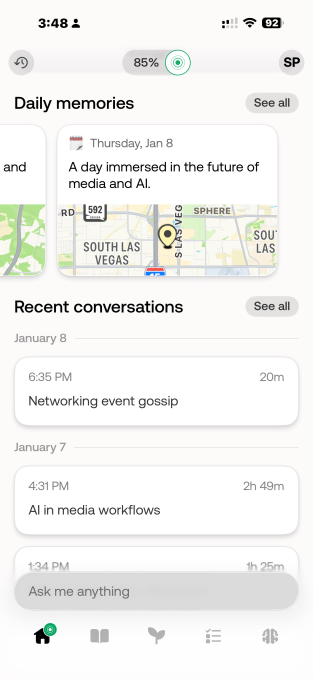 Χέρι με το Bee, το πιο πρόσφατο wearable AI της Amazon