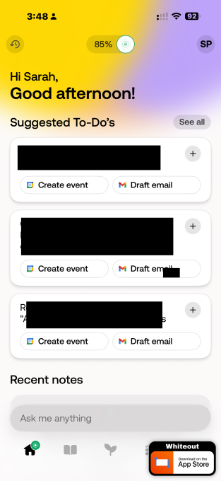 Χέρι με το Bee, το πιο πρόσφατο wearable AI της Amazon