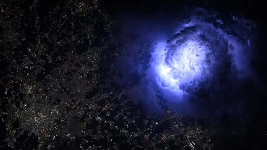 Αστροναύτης τράβηξε εντυπωσιακή φωτογραφία κεραυνού πάνω από την Ιταλία