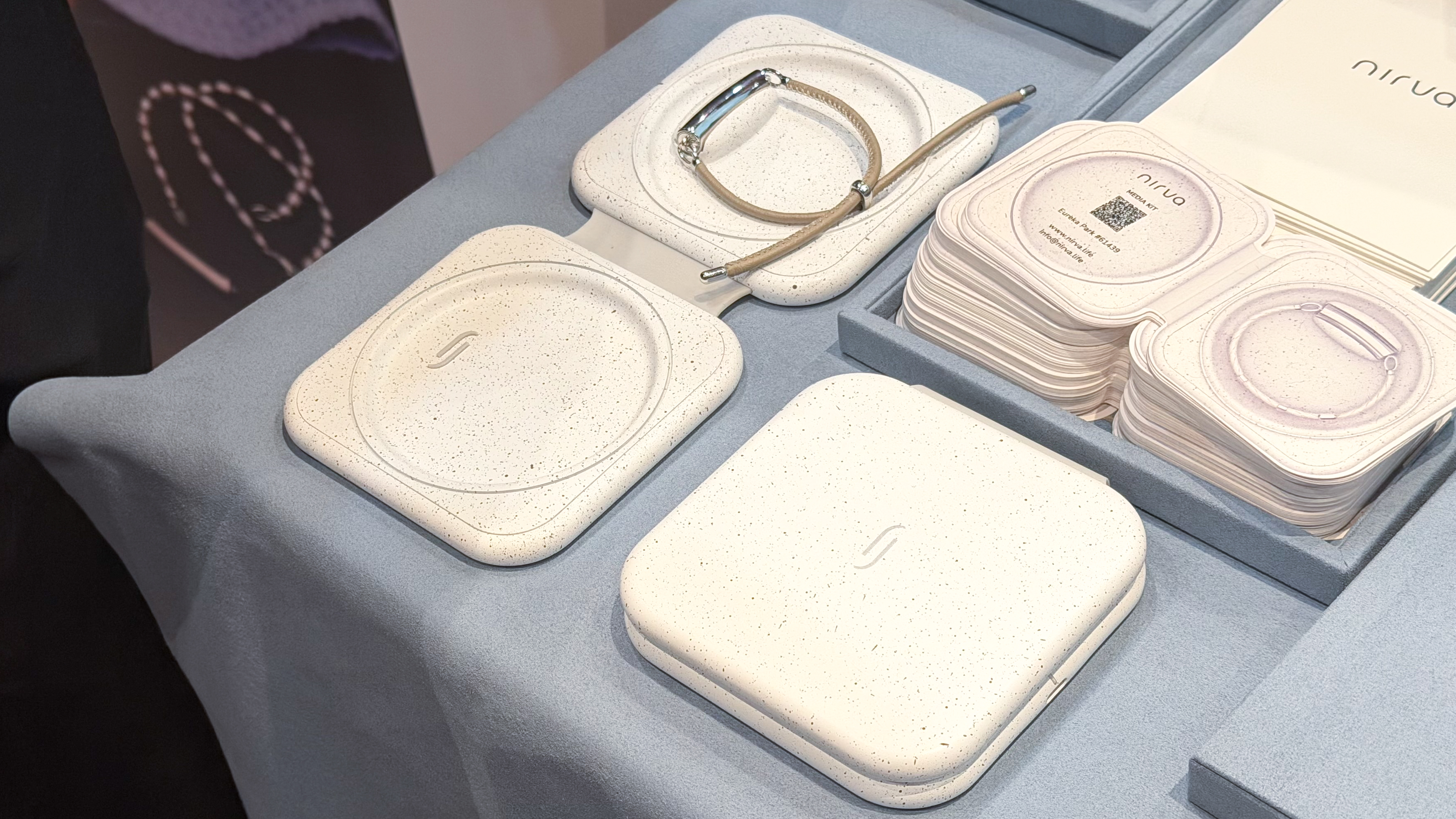 Κοσμήματα και εφαρμογή Nirva AI