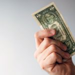 Αισθάνεσαι την ψύχρα; Ανακάλυψε το μυστικό «κόλπο με τους λογαριασμούς του δολαρίου» που θα μειώσει δραστικά τα ρεύματα στο σπίτι σου αυτόν τον χειμώνα!