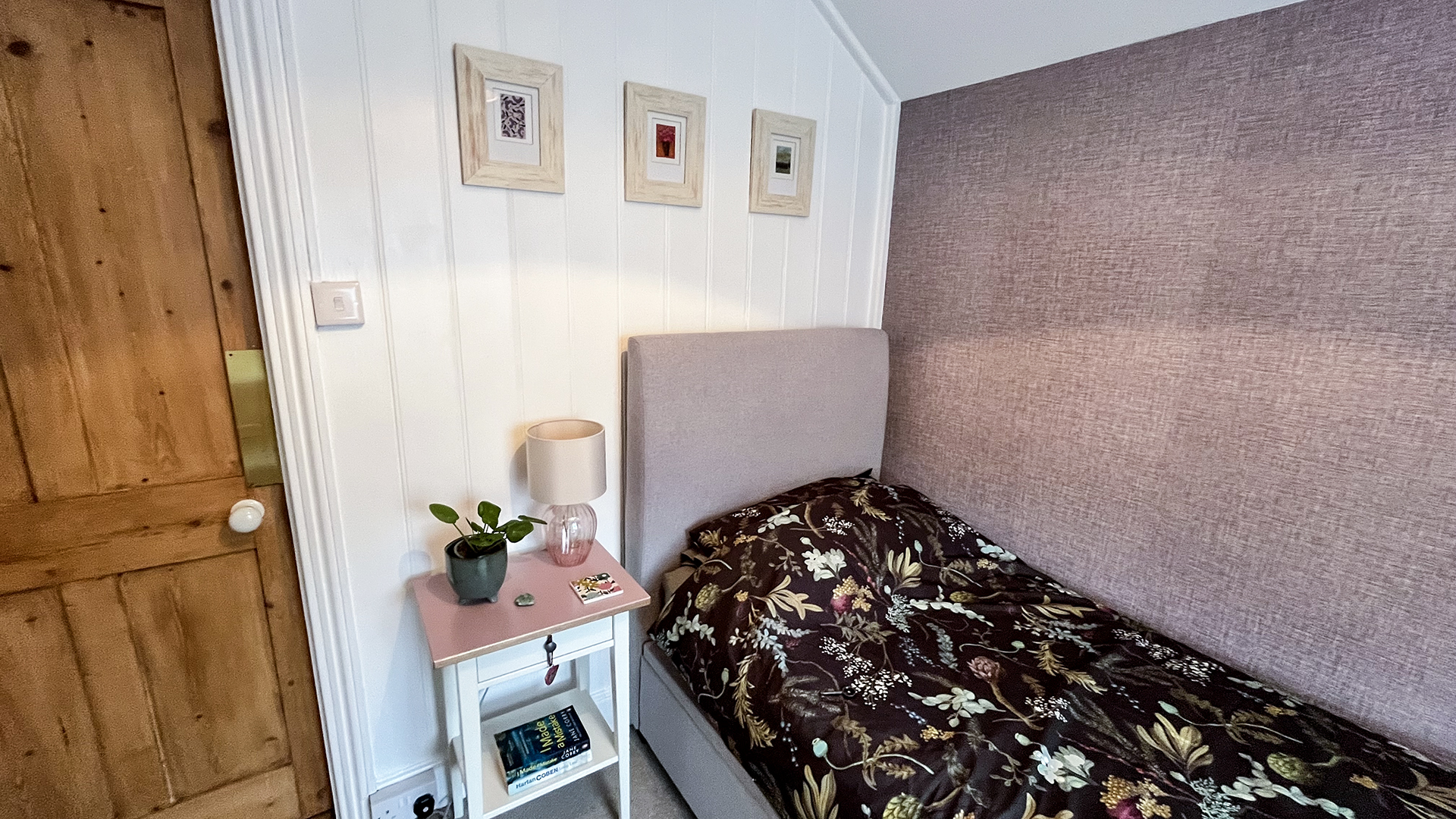 μονόκλινο υπνοδωμάτιο σε τόνους ροζ και δαμάσκηνου