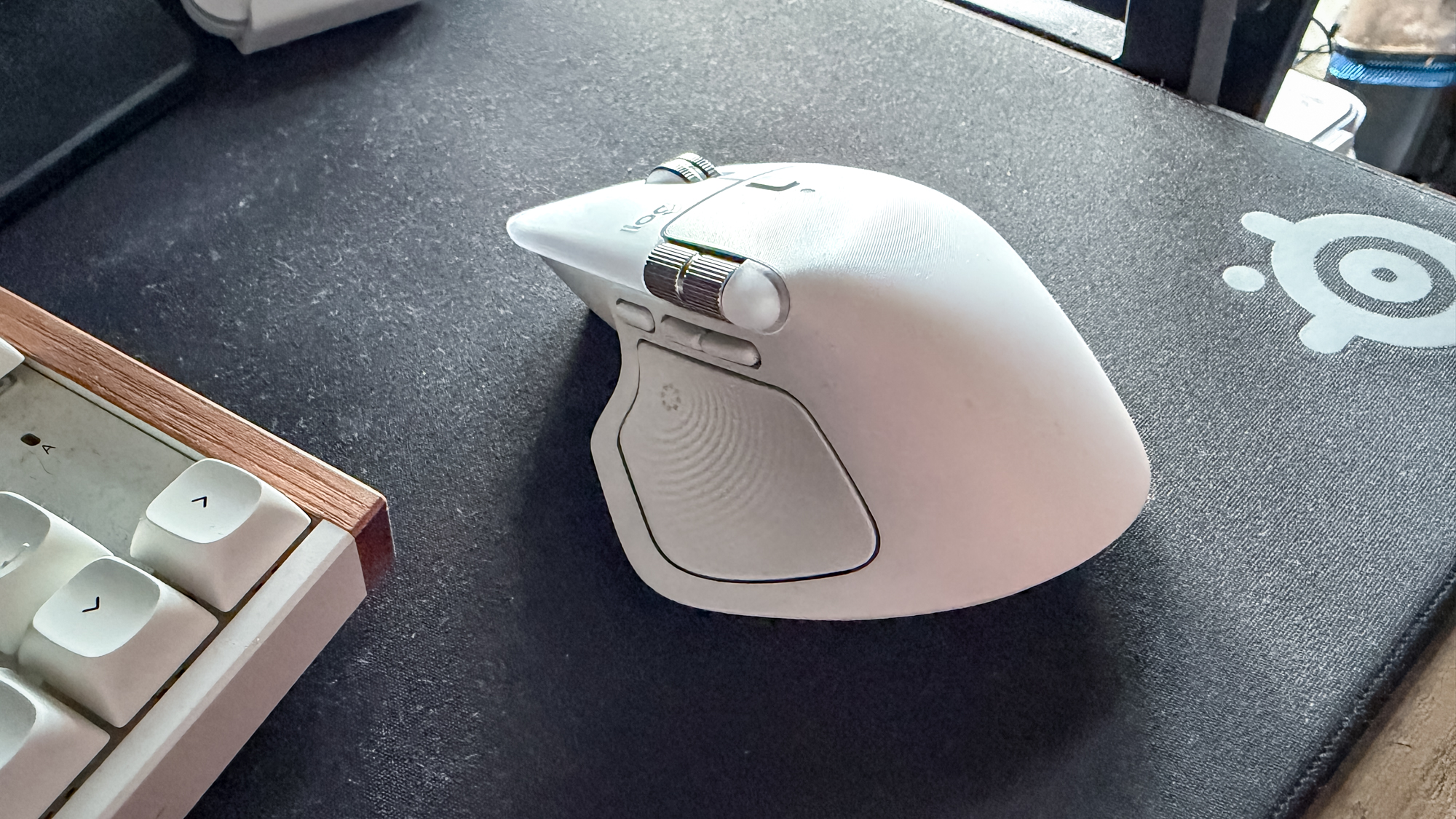 Ανακάλυψα το απόλυτο setup πληκτρολογίου και ποντικιού! Δείτε πώς τα 8BitDo Retro 87 και MX Master 4 άλλαξαν τα πάντα! Ποντίκι Logitech MX Master 4 στο ποντίκι δίπλα στο πληκτρολόγιο