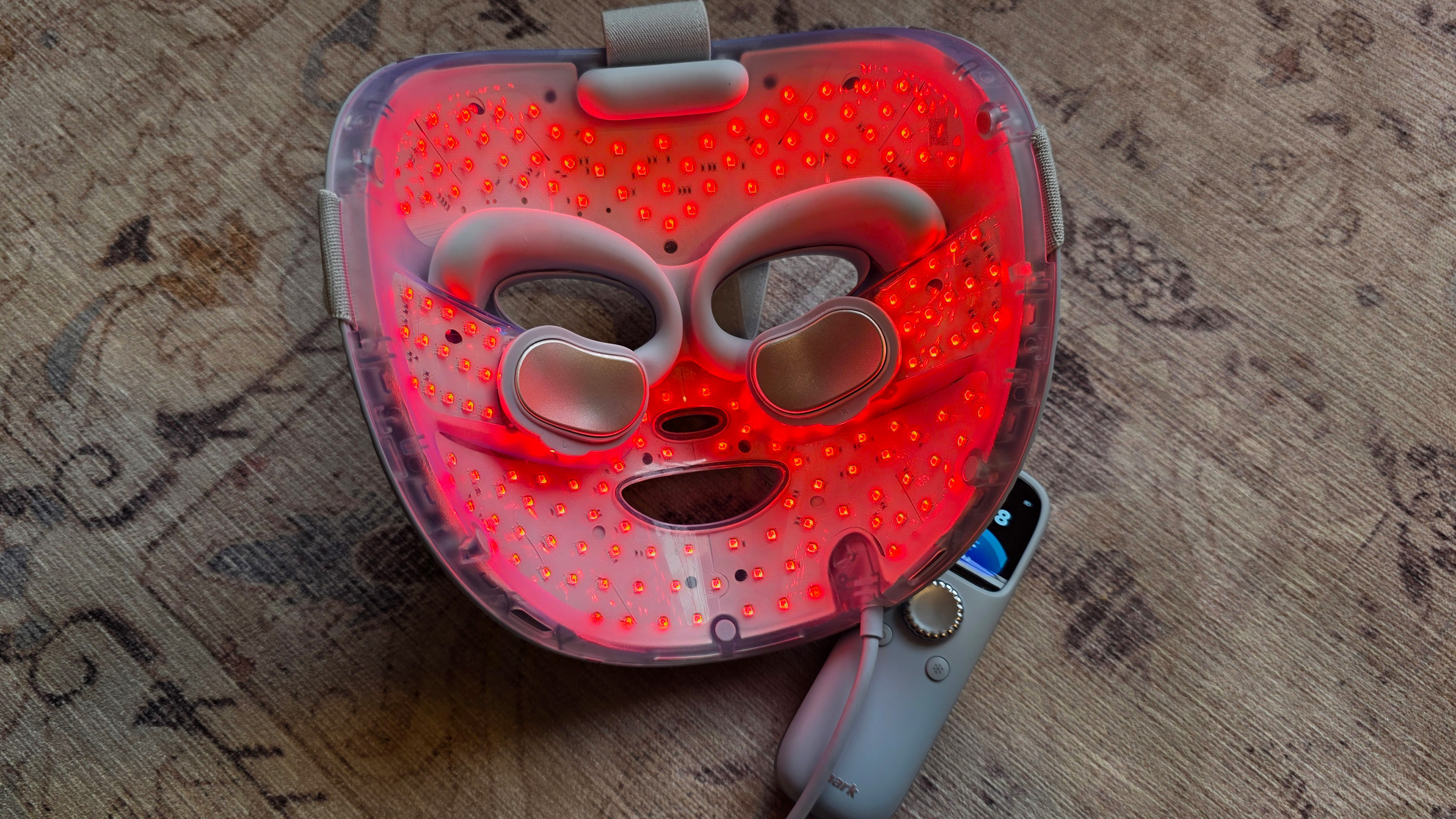 «Shark CryoGlow: Η Ανακαλυψη που Υπόσχεται Θαύματα – Πραγματικά Λειτουργεί ή Είναι Απάτη;» Shark CryoGlow μάσκα κόκκινο φως από πίσω