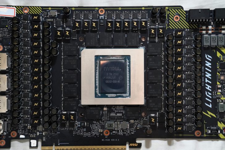 Ένα κοντινό πλάνο μιας κάρτας γραφικών MSI που διαθέτει επεξεργαστή NVIDIA με την ένδειξη «UFX899_COT».