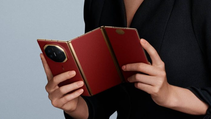 Το Huawei Mate XT επιβιώνει από μια δοκιμή πτώσης που δεν μπορεί να κάνει το Samsung TriFold