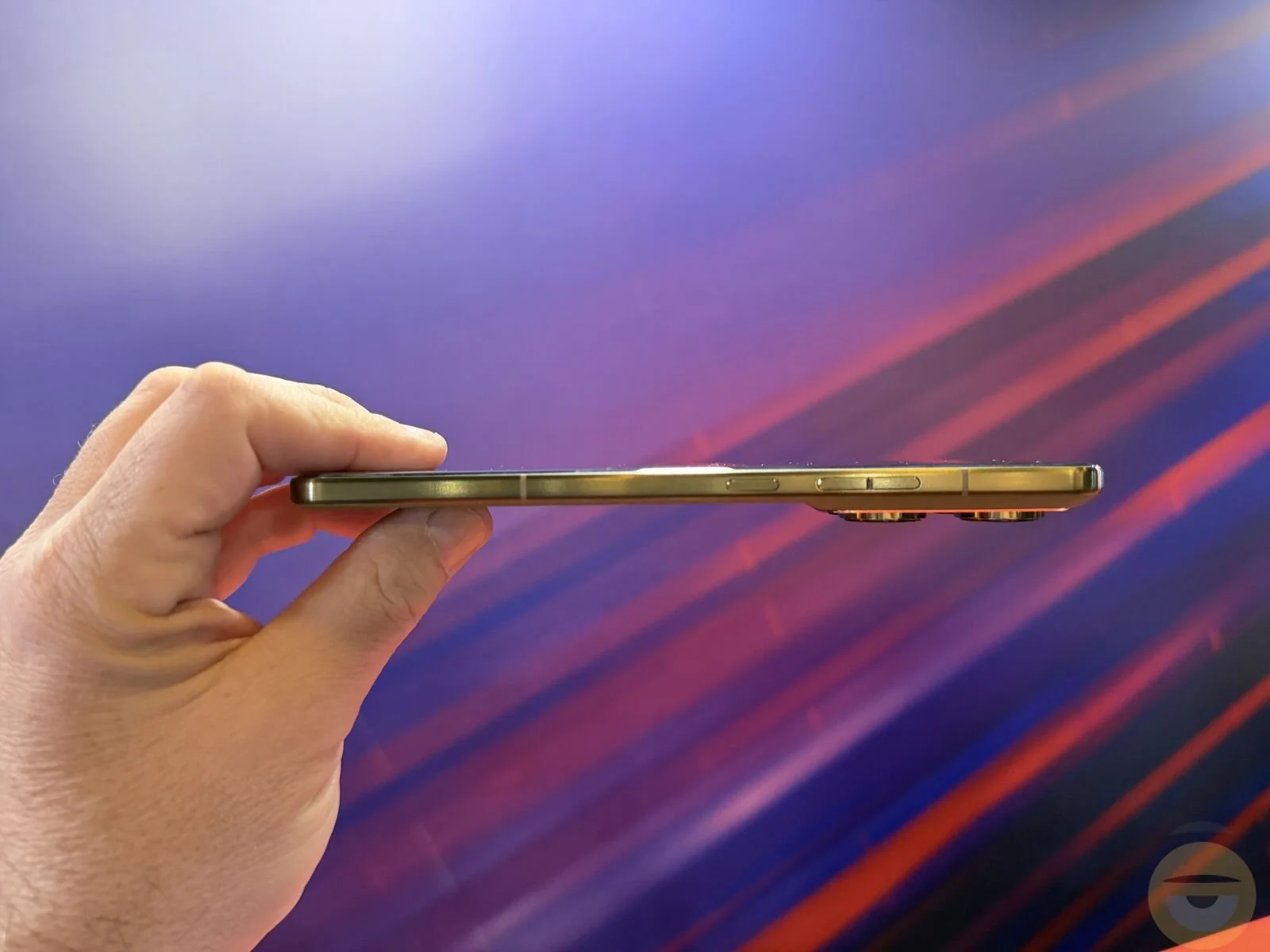 «Ανακάλυψε το Motorola Signature: Το πιο λεπτό και πολυτελές smartphone της αγοράς με μόλις 6,99 χιλιοστά πάχος!»