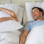 «Αφήστε το mouth taping – Αυτές οι 3 αποκαλυπτικές λύσεις θα σας απαλλάξουν από το ροχαλητό το 2026!»