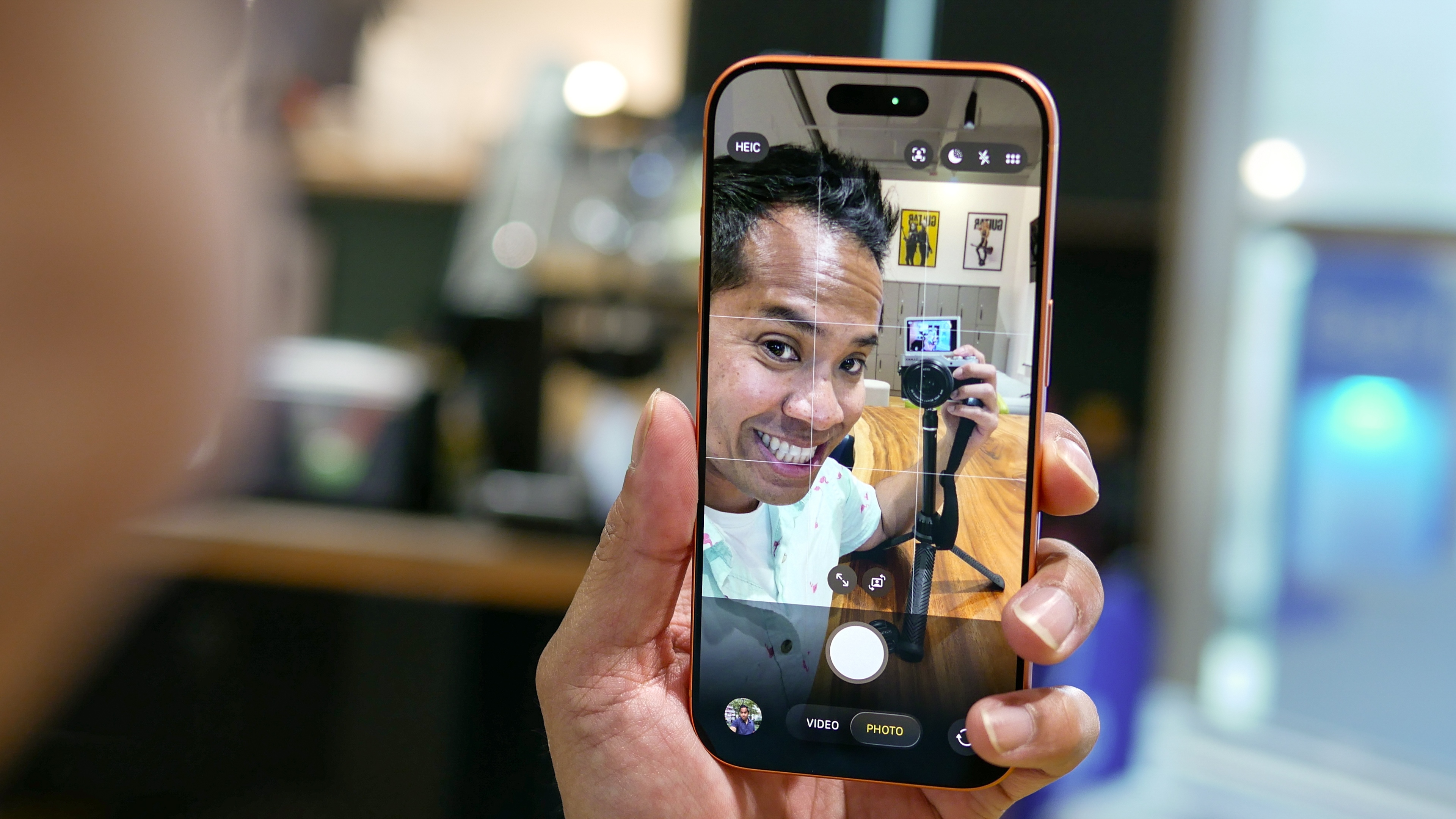 Λήψη selfie με την κάμερα του iPhone 17 Central Stage.