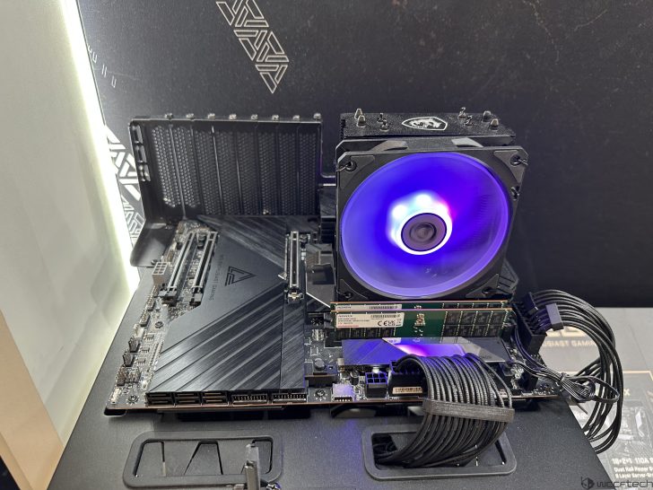 Εμφανίζεται μια μητρική πλακέτα παιχνιδιών που προσδιορίζεται ως «Enthusiast Gaming E-ATX» με τοποθετημένο ψυγείο που διαθέτει λαμπερό μπλε ανεμιστήρα LED, μαζί με ορατές μονάδες μνήμης.