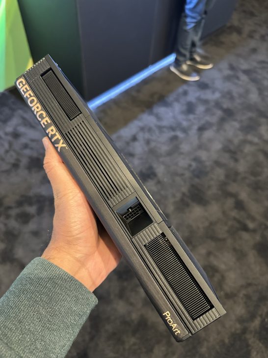 Ένα άτομο που κρατά μια κάρτα γραφικών ASUS ProArt GeForce RTX, που δείχνει την πλευρά με τις ενδείξεις «GeForce RTX» και «ProArt».