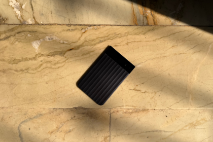 Το Plaud Note Pro είναι μια εξαιρετική συσκευή εγγραφής με τεχνητή νοημοσύνη που την κουβαλάω παντού