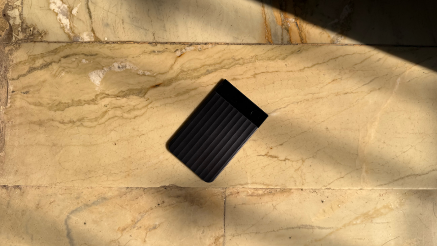 Το Plaud Note Pro είναι μια εξαιρετική συσκευή εγγραφής με τεχνητή νοημοσύνη που την κουβαλάω παντού