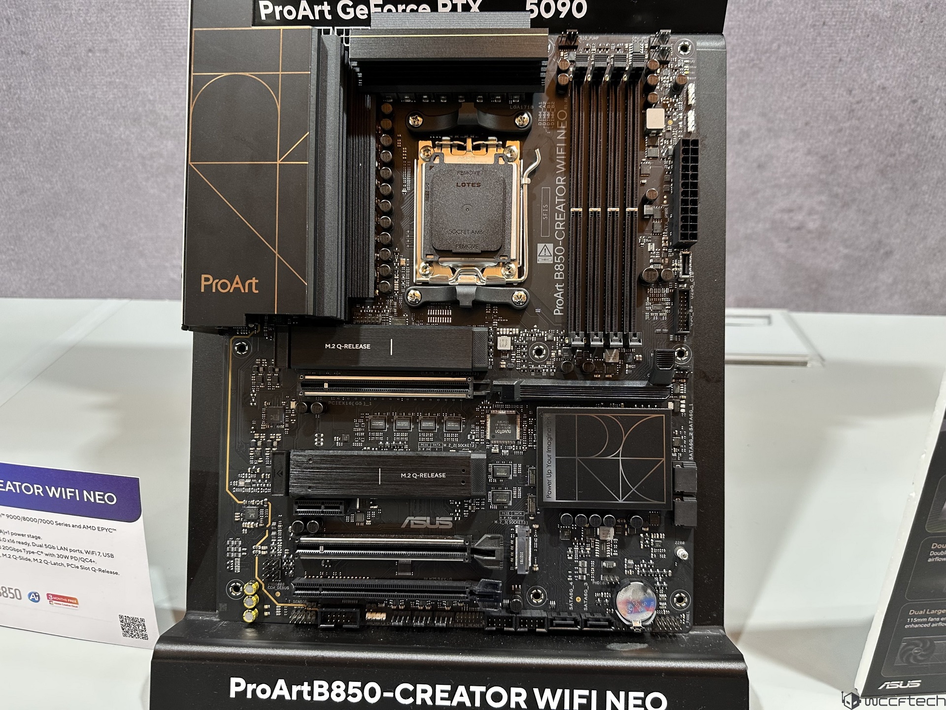 Μια μητρική πλακέτα ASUS ProArt B850-CREATOR WIFI NEO που εμφανίζεται σε βάση, με την επωνυμία «ProArt GeForce RTX 5090» και πολλές υποδοχές και θύρες.