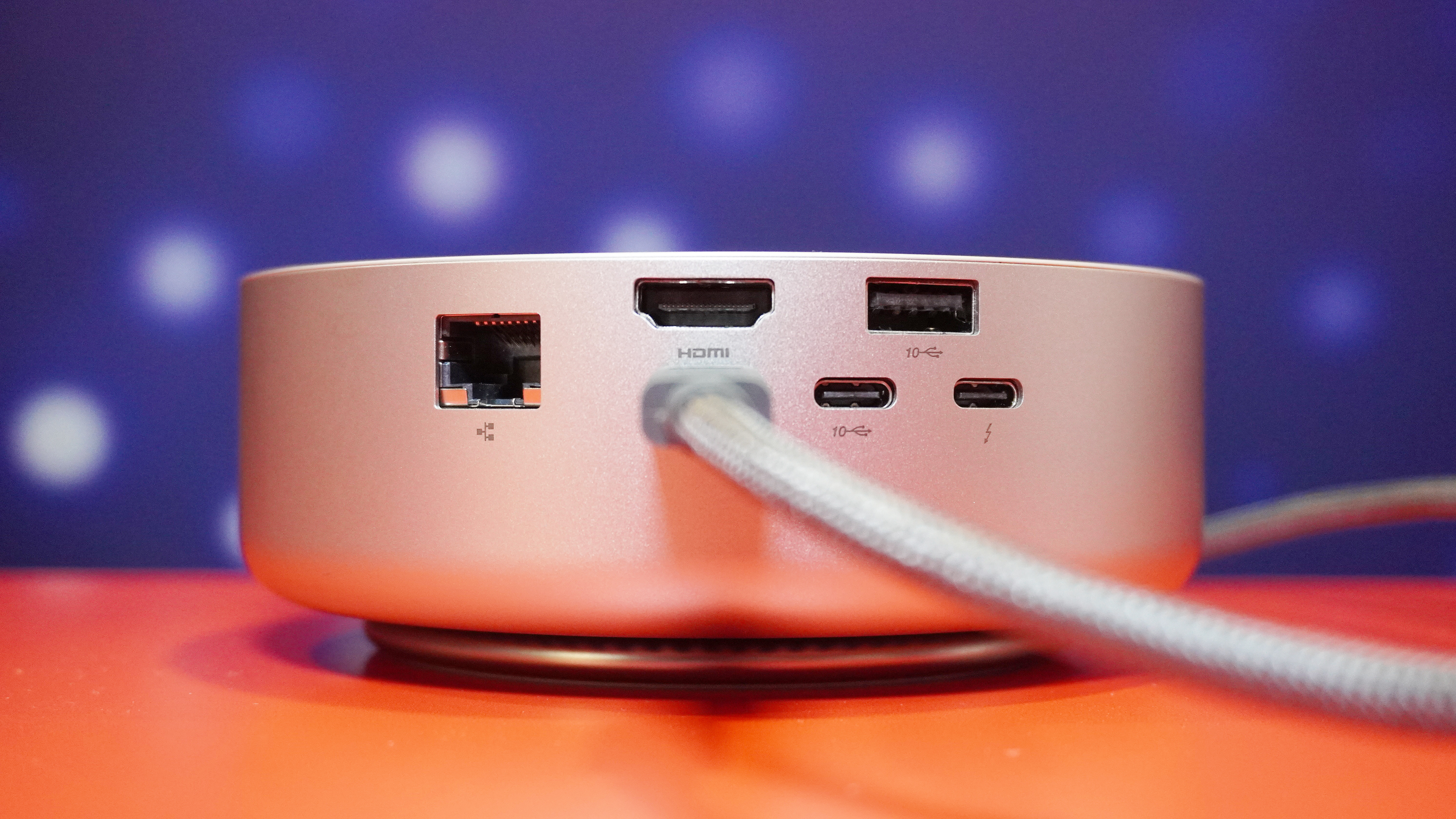 Οι πίσω θύρες του Lenovo Yoga Mini i