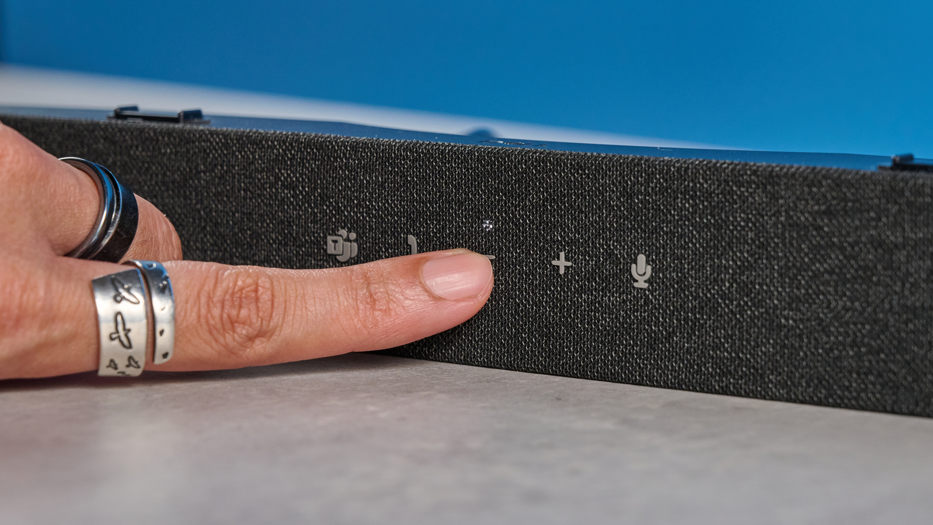 Ηχητική γραμμή συνεδρίων υπολογιστών Dell SB725 φωτογραφημένη σε μπλε φόντο