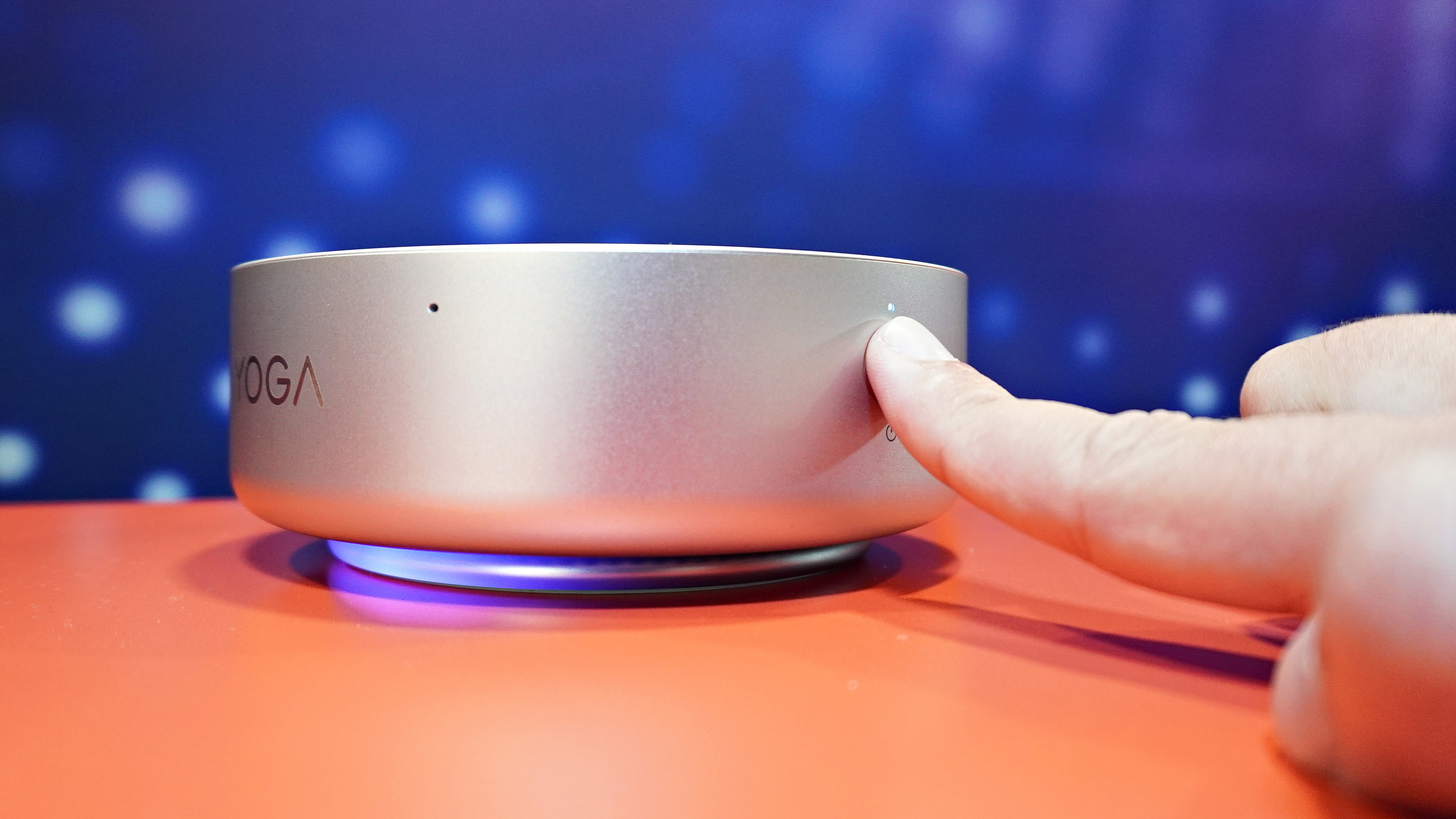 Ένα άτομο που τοποθετεί το δάχτυλό του στο κουμπί τροφοδοσίας του Lenovo Yoga Mini i το οποίο έχει ενσωματωμένη συσκευή ανάγνωσης δακτυλικών αποτυπωμάτων