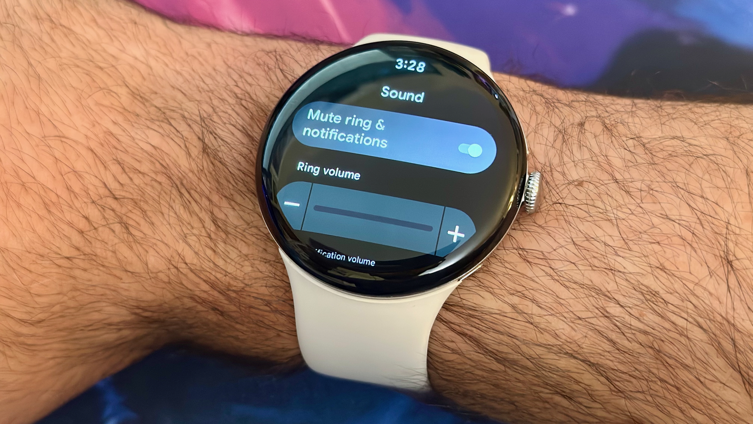 Μια φωτογραφία του Google Pixel Watch 4 στον καρπό, που δείχνει το μενού ρυθμίσεων ήχου με την επιλογή να "Σίγαση κουδουνίσματος & ειδοποιήσεις."