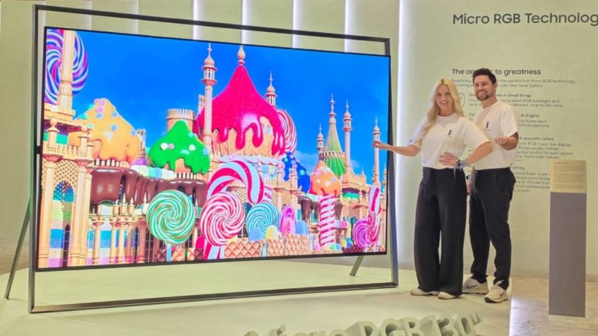 Η τεράστια τηλεόραση Micro RGB 130 ιντσών της Samsung έχει εκπληκτικά χρώματα και σχεδιασμό