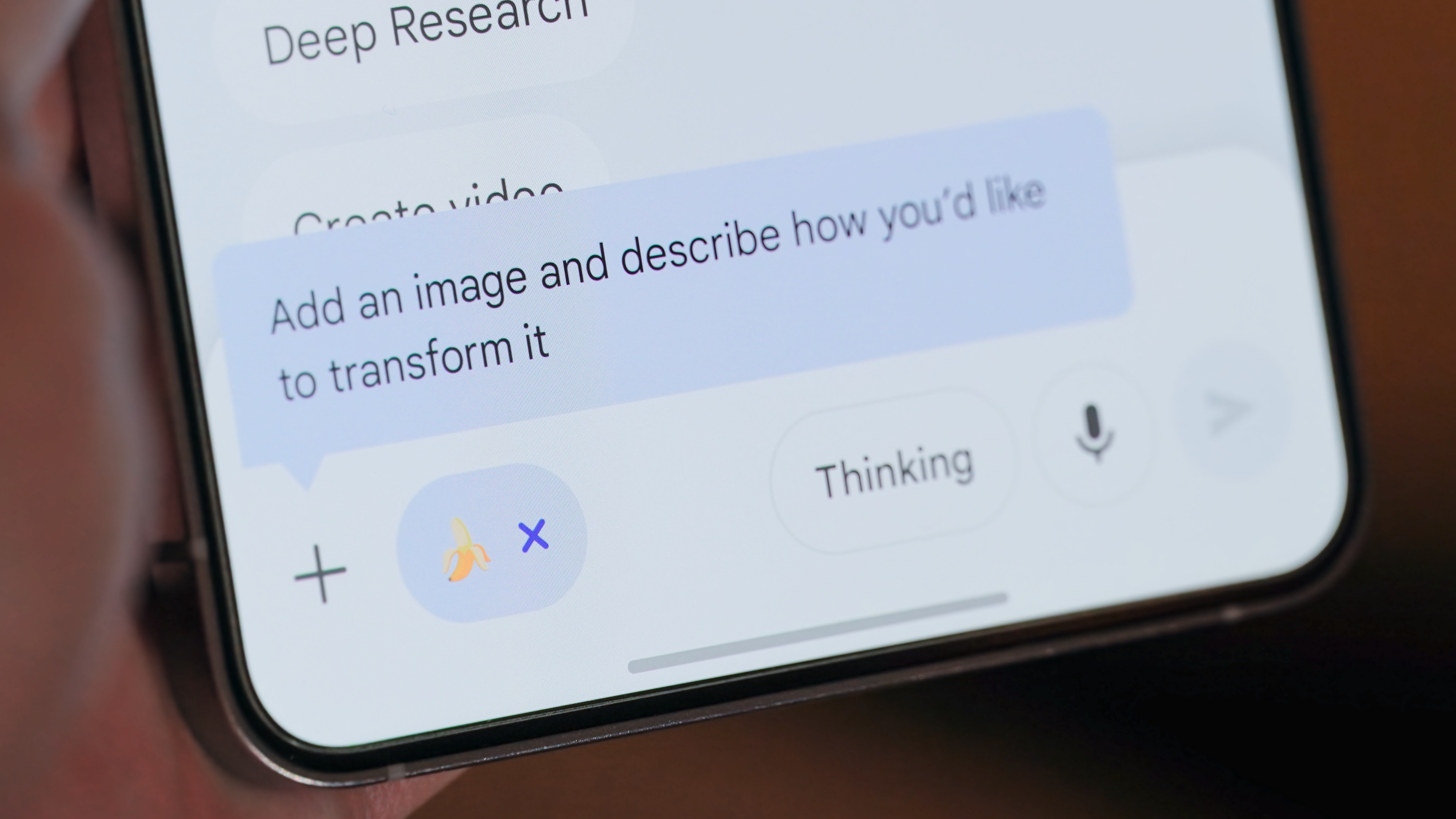 Χρησιμοποιώντας τα νέα μοντέλα Gemini 3 και Nano Banana Pro στην εφαρμογή Gemini.