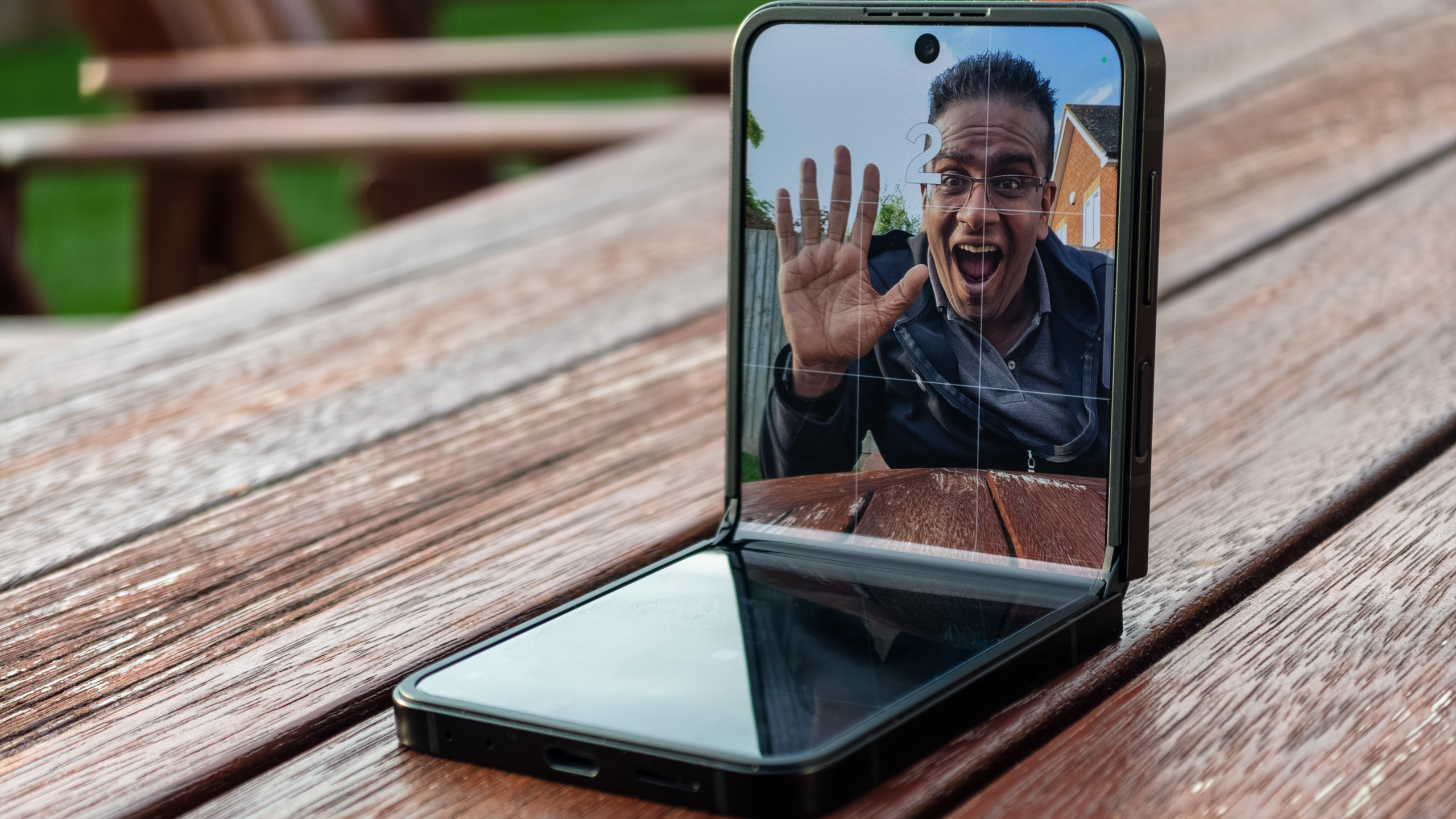 Samsung Galaxy Z Flip 7 FE σε μαύρο σε λειτουργία flex σε ένα τραπέζι