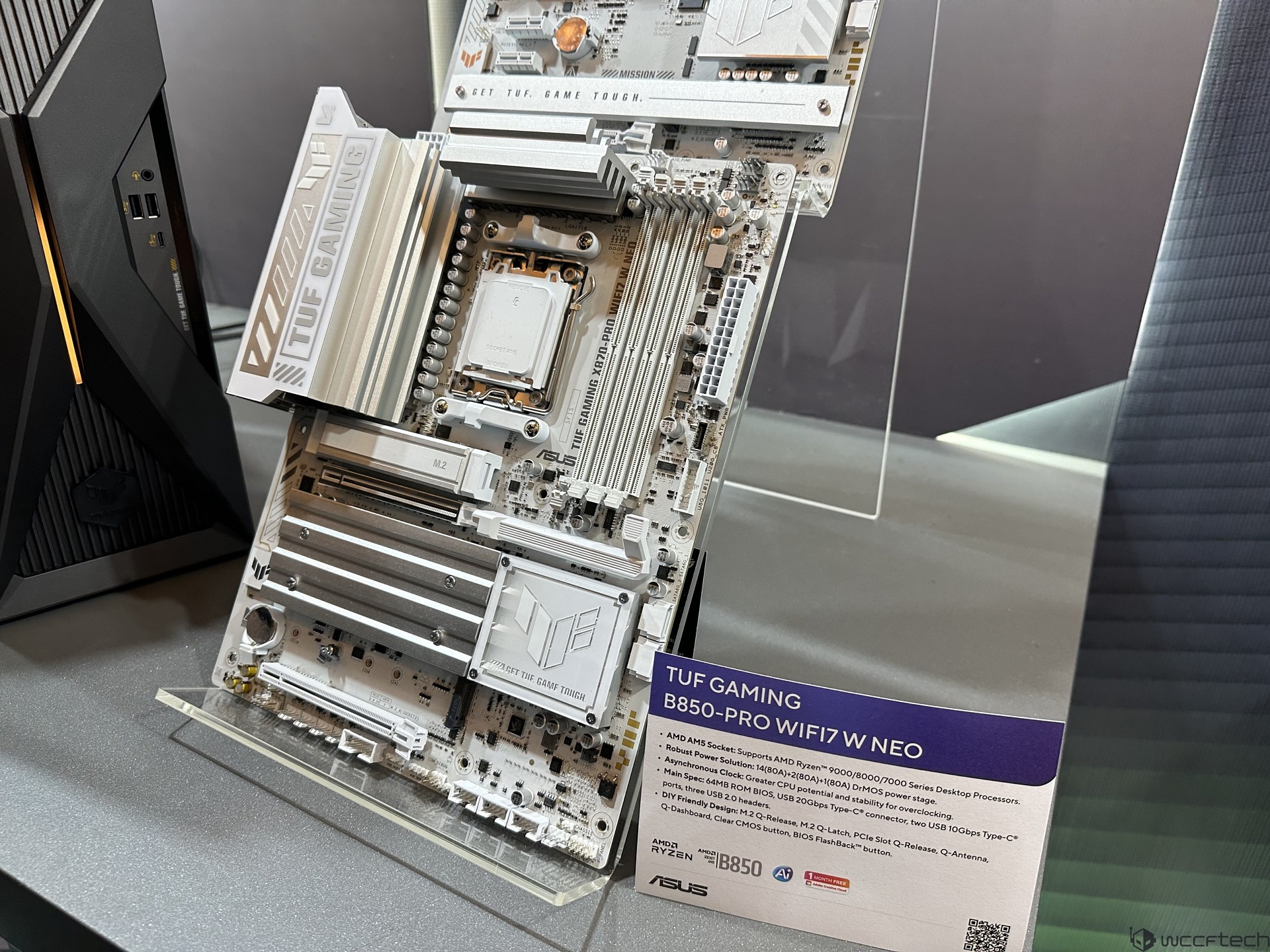 Η μητρική πλακέτα ASUS TUF Gaming B850-Pro WIFI7 W Neo εμφανίζεται σε βάση δίπλα σε κάρτες λεπτομερών προδιαγραφών.