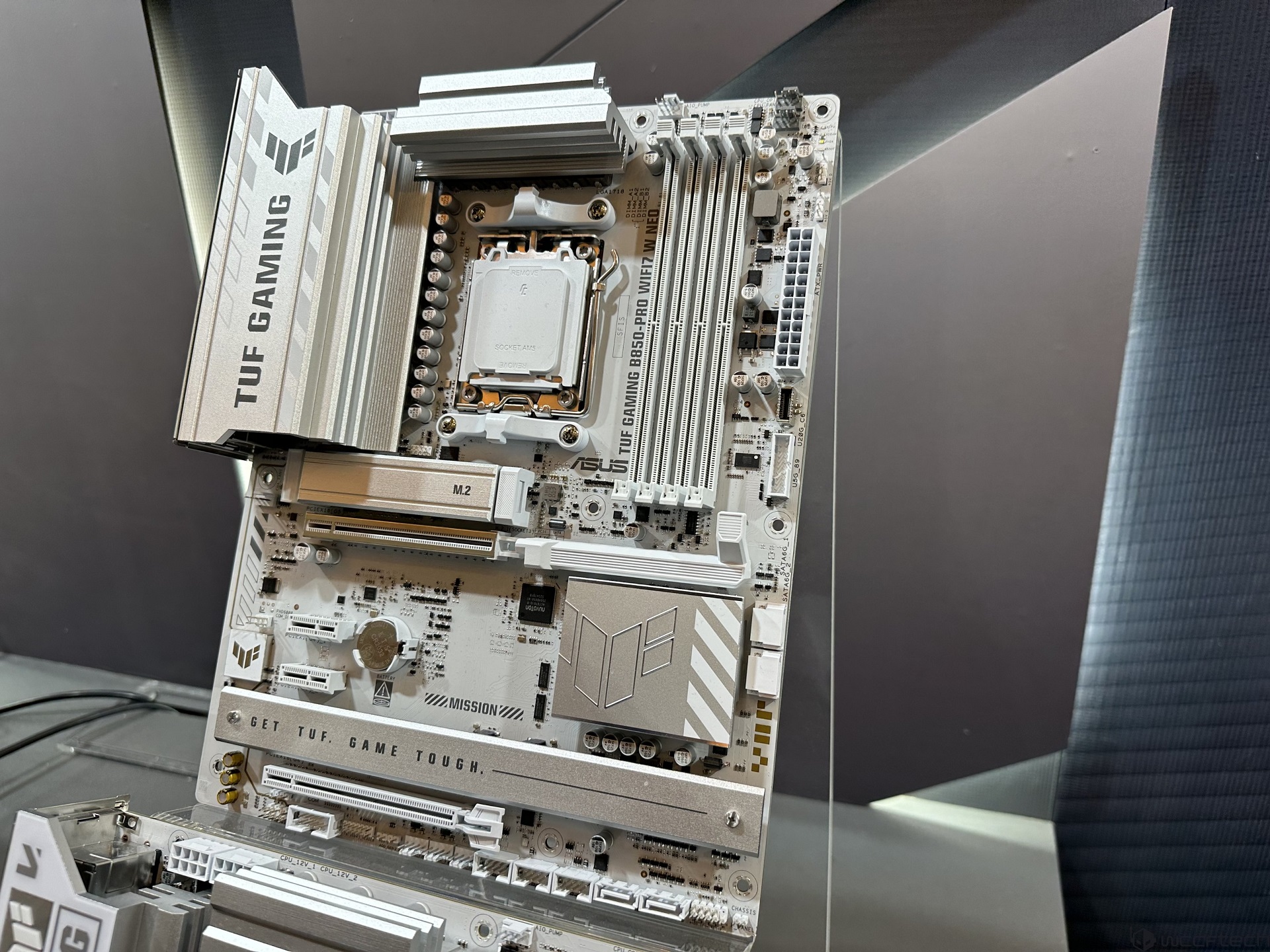 Η μητρική πλακέτα ASUS TUF Gaming Z790 εμφανίζεται κάθετα, με ξεχωριστή επωνυμία και πολλαπλές υποδοχές PCIe.