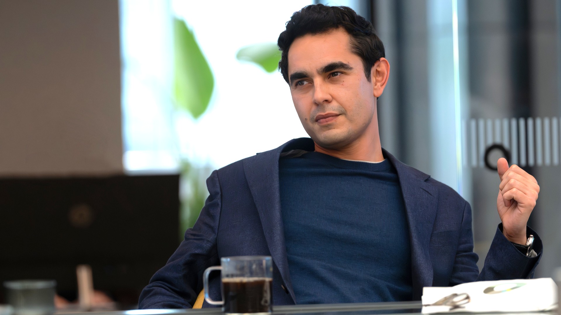 Max Minghella ως Whit in "Βιομηχανία" 401.