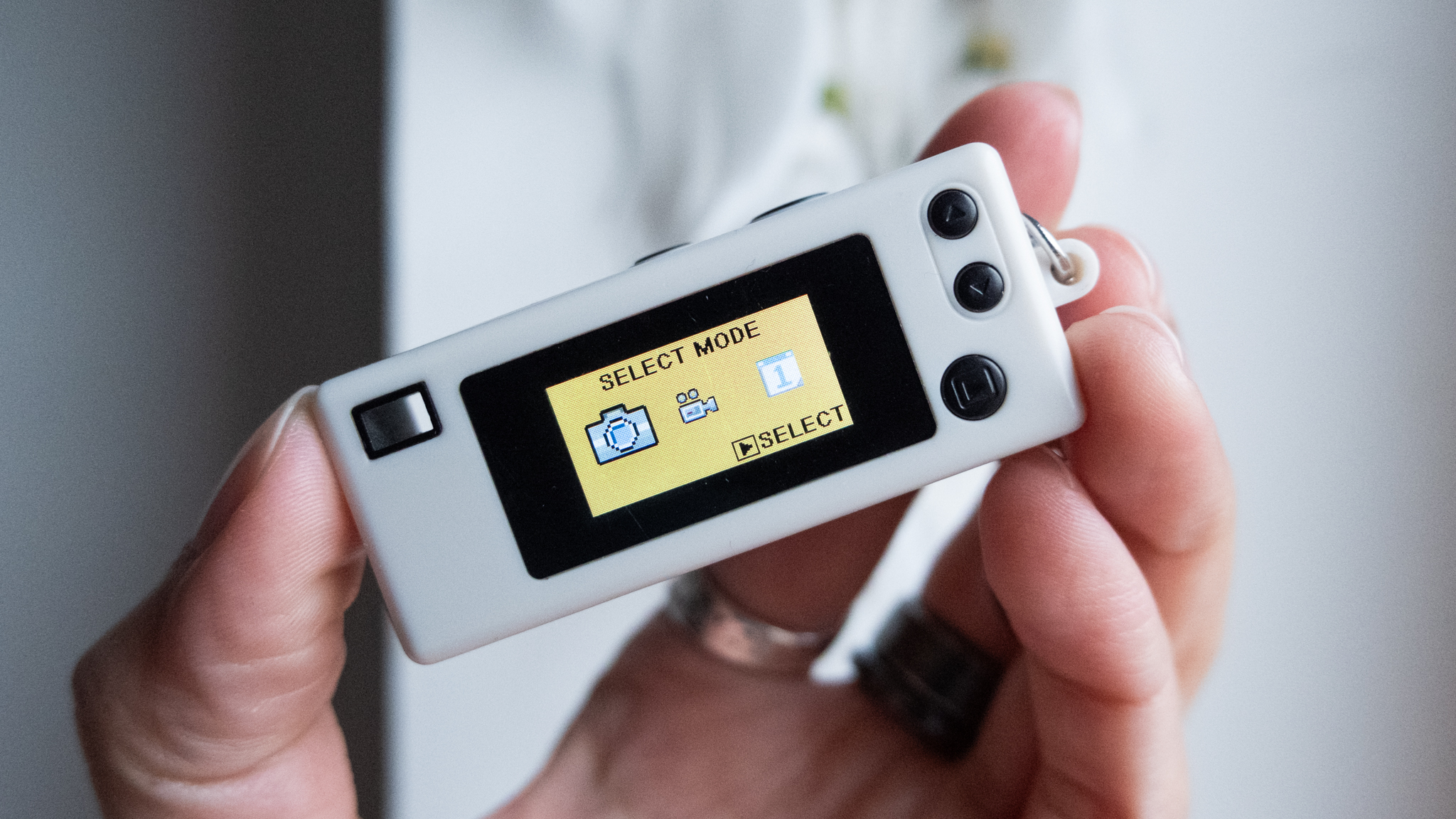 Μια φωτογραφία μιας κάμερας με μπρελόκ της Kodak Charmera