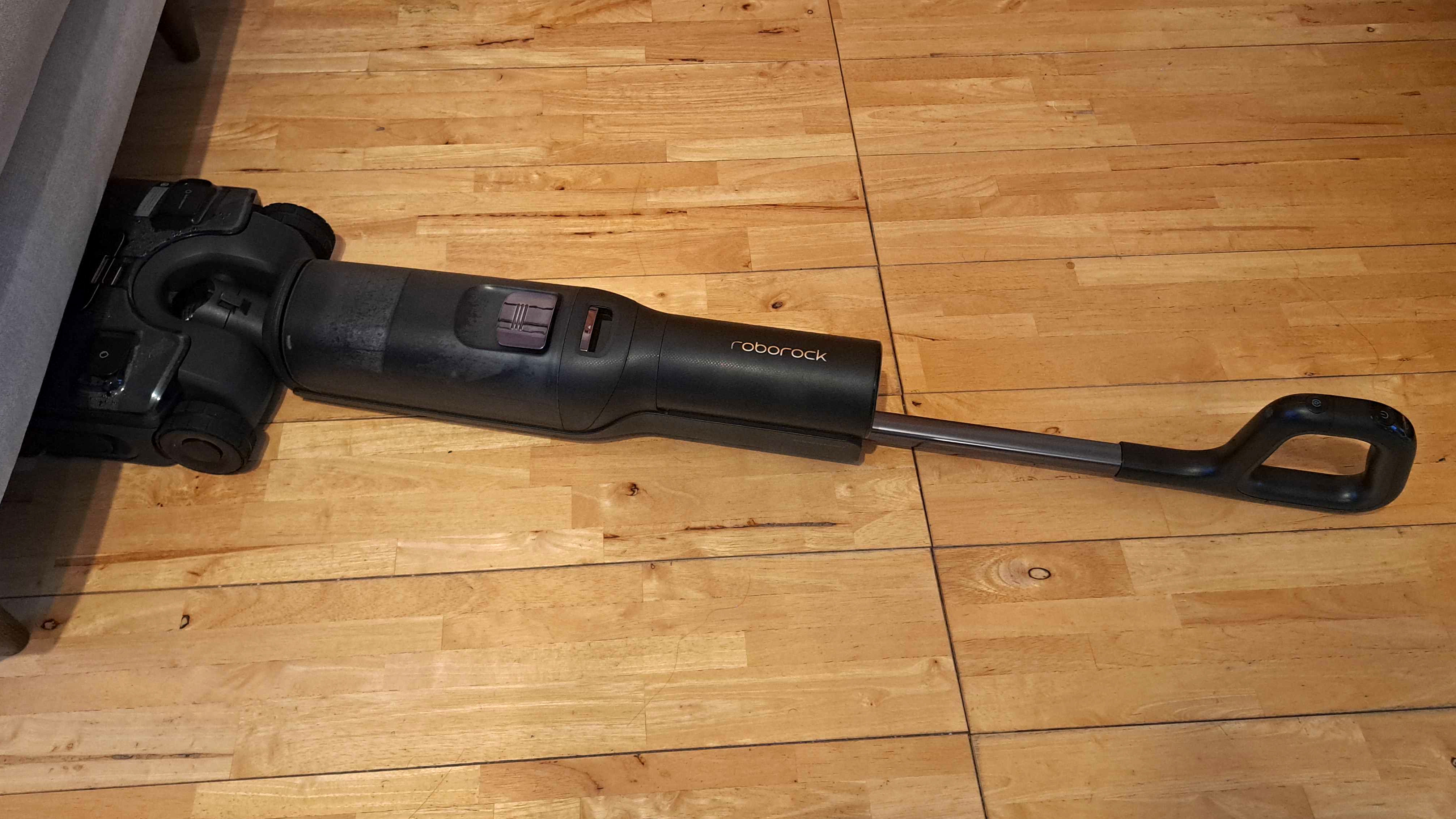 Roborock F25 Ultra lay-flat σε σκληρό ξύλο