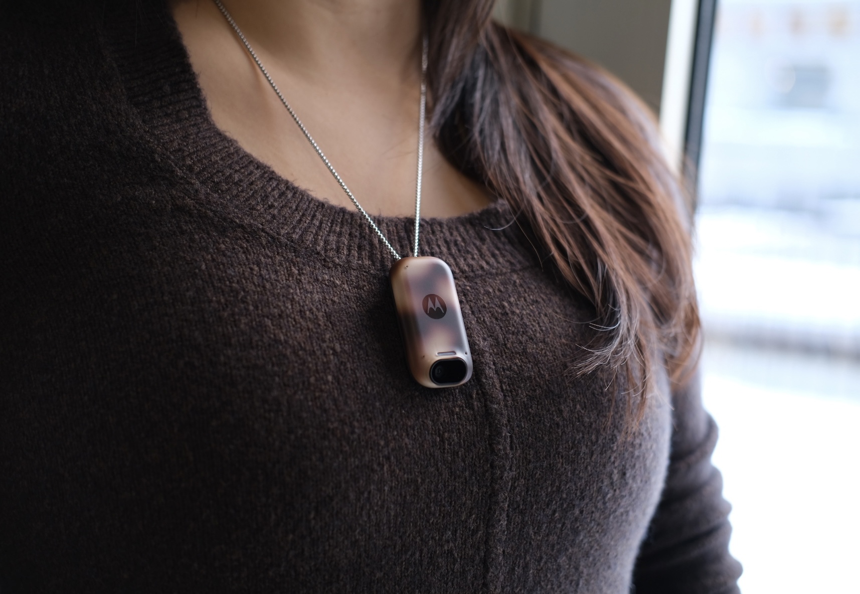 Συνοδευτική συσκευή Motorola AI που φοριέται γύρω από το λαιμό