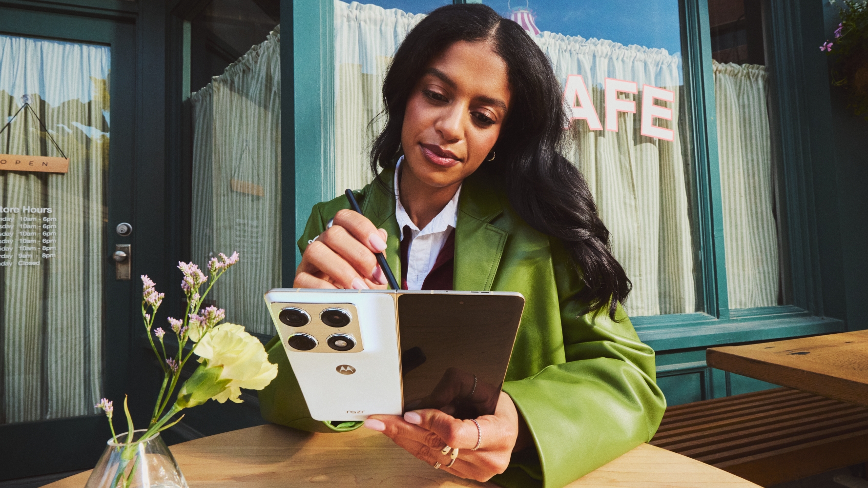 Μια γυναίκα με στυλό sylust και το Motorola Razr Fold