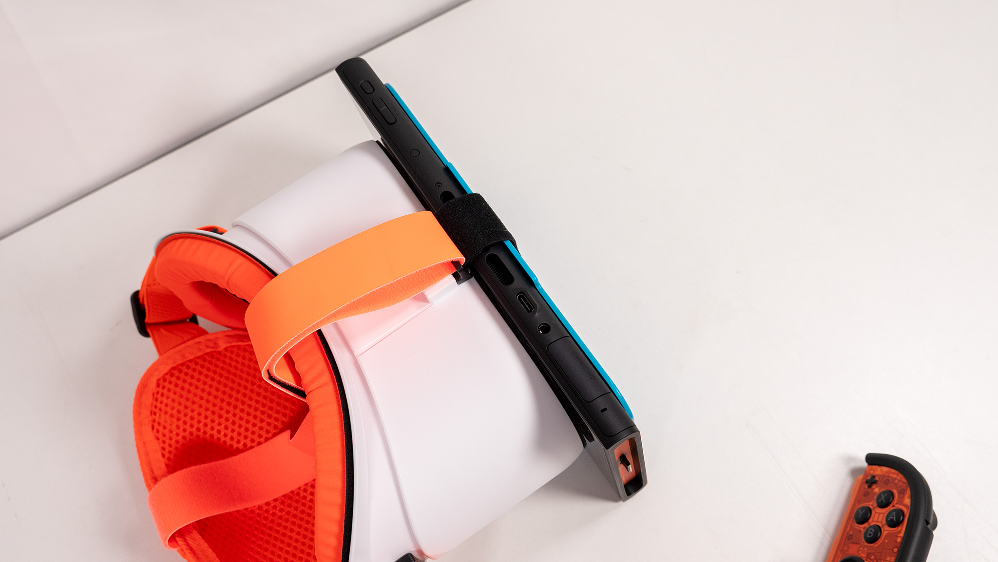 Ένα σετ μικροφώνου-ακουστικού STARTRC VR με τοποθετημένο Nintendo Switch 2