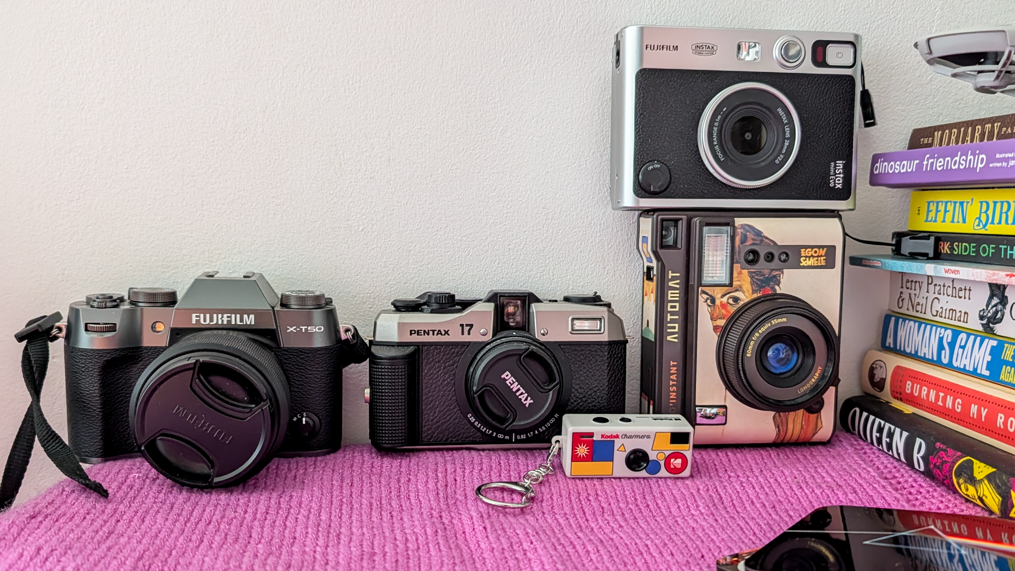 Μια φωτογραφία μιας κάμερας με μπρελόκ της Kodak Charmera