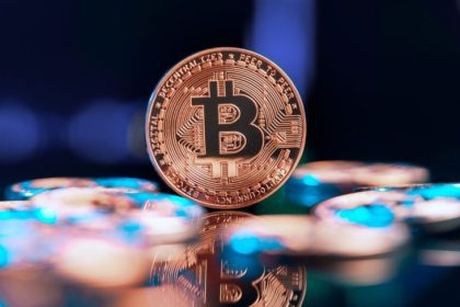 «Σοκ στο Crypto: Ρευστοποιήσεις $100 δισ. στέλνουν το Bitcoin κάτω από τα $90.000!»