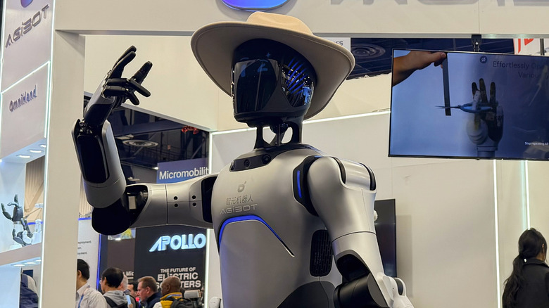 Ανθρωποειδές ρομπότ Agibot A2 που φορά ένα καπέλο και ποζάρει για μια φωτογραφία